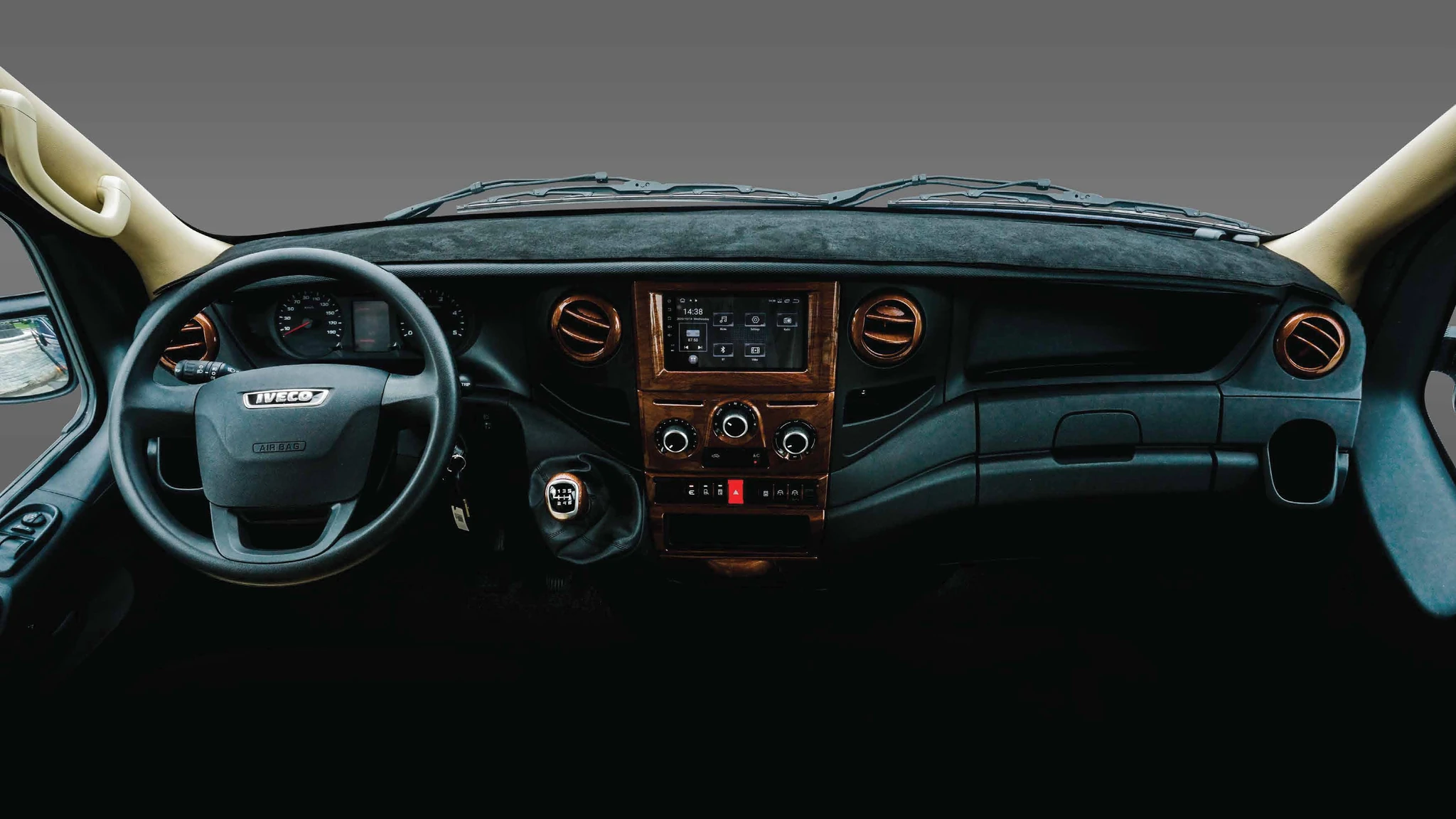 IVECO Daily Plus Premium – Khoang lái vân gỗ