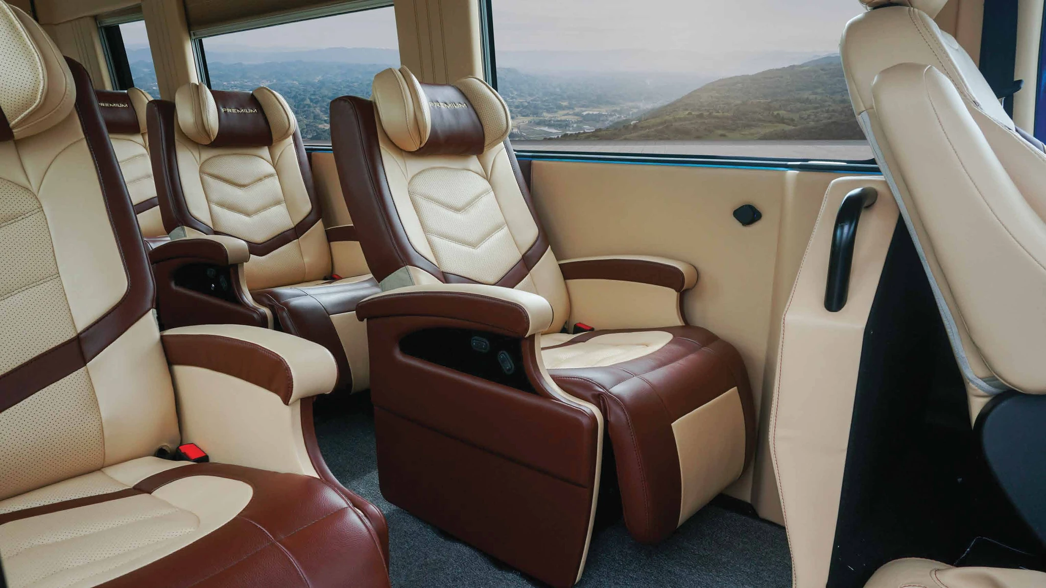 IVECO Daily Plus Premium – Ghế massage chỉnh điện