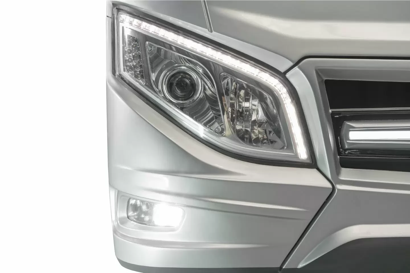 Mercedes-Benz Montero SL – Đèn LED Daylight