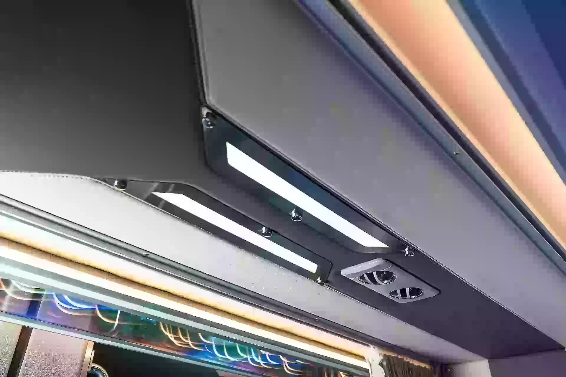 Mercedes-Benz Montero SL – Trần đèn in UV